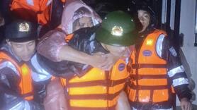 Gia Lai: Các cán bộ chiến sĩ dầm mình trong nước cứu dân