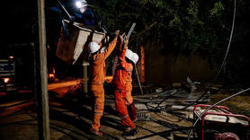 Khôi phục cấp điện cho 98,2% hộ dân miền Trung mất điện do mưa lũ