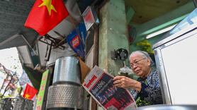 Người dân thủ đô háo hức theo dõi khai mạc Đại hội XIV của Đảng