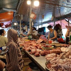 Giá heo hơi hạ nhiệt, thịt bán lẻ vẫn neo cao trước Tết