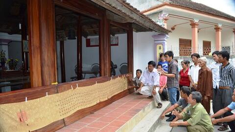 Bản ghi nhận công lao bằng gấm cổ dài 4,5 mét về Tướng quân Nguyễn Trọng Thưởng