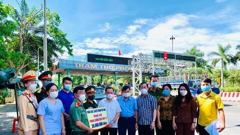 Lãnh đạo tỉnh, TP Vinh thăm, trao hỗ trợ lực lượng phòng, chống Covid và gia đình nạn nhân vụ cháy