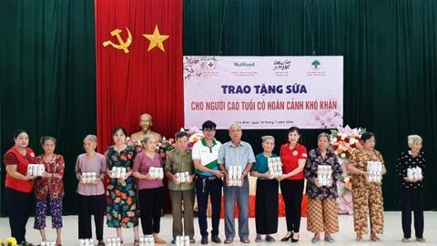 Nutifood hỗ trợ sữa dinh dưỡng tới người già neo đơn