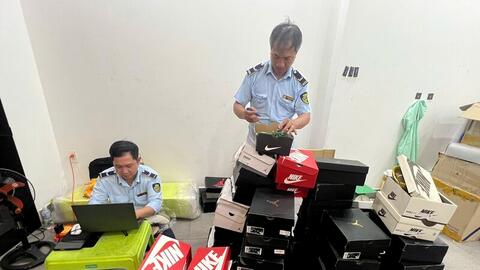 TP. Hồ Chí Minh: Liên tiếp ‘đột kích’ phát hiện kho hàng quần áo, giày dép giả