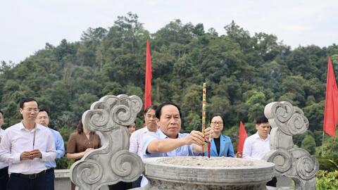 Phó Thủ tướng Lê Tiến Châu dâng hương tưởng nhớ Chủ tịch Hồ Chí Minh