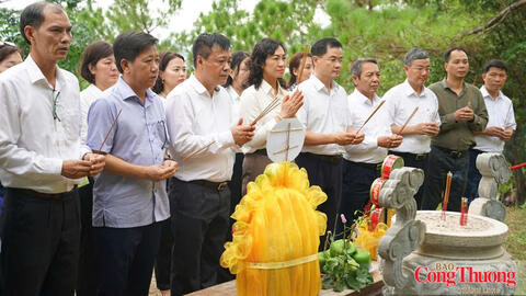 Đoàn công tác Bộ Công Thương dâng hương tưởng niệm các Anh hùng liệt sĩ tại Quảng Trị