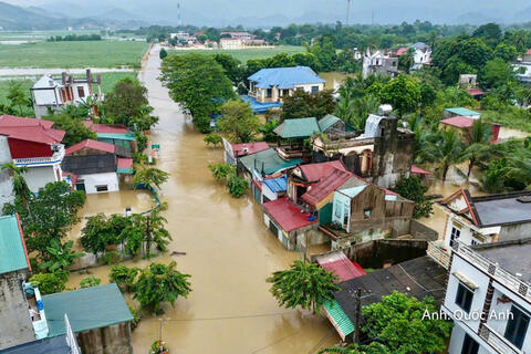 Mưa lớn nhiều ngày khiến hàng trăm ngôi nhà ở Thanh Hóa ngập sâu