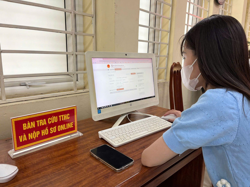 Người dân được hướng dẫn tra cứu thủ tục hành chính và nộp hồ sơ online tại Trung tâm hành chính công phường Mỹ Hào.