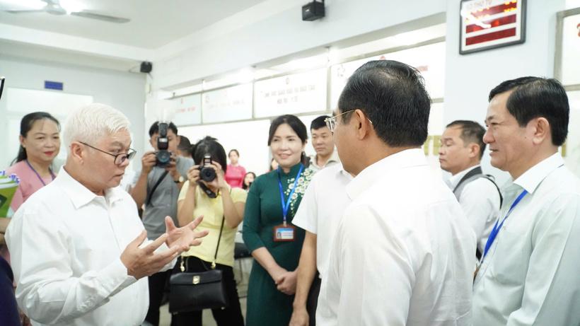 Trưởng đoàn Đại biểu Quốc hội TP. Hồ Chí Minh Nguyễn Văn Lợi nhắn nhủ với các cán bộ phường Dĩ An: Việc thực hiện chính quyền địa phương 2 cấp là để làm cho người dân cảm thấy hạnh phúc hơn, được phục vụ tốt hơn.