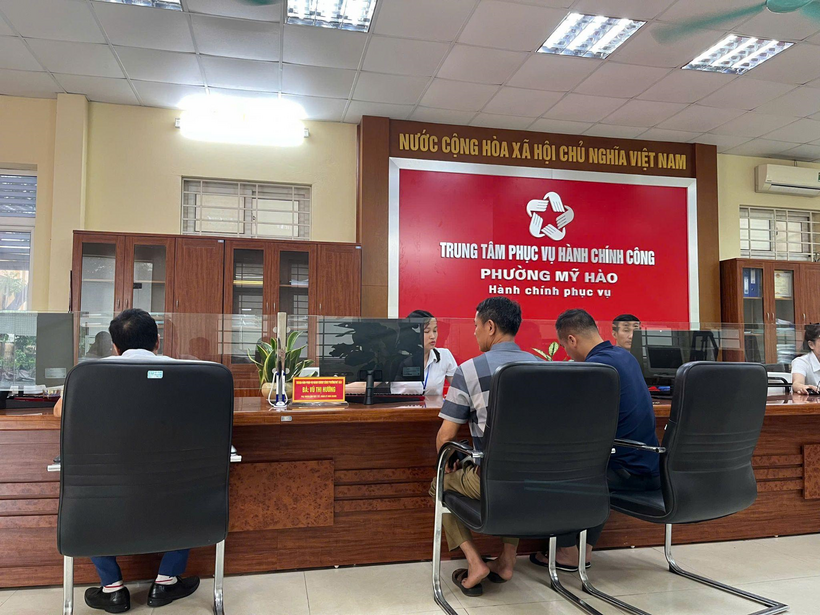 Người dân đến làm thủ tục hành chính tại Trung tâm phục vụ hành chính công phường Mỹ Hào.