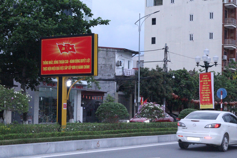 Băng rôn, khẩu hiệu trên đường phố Hưng Yên thể hiện sự quyết tâm và niềm tin vào mô hình chính quyền mới.