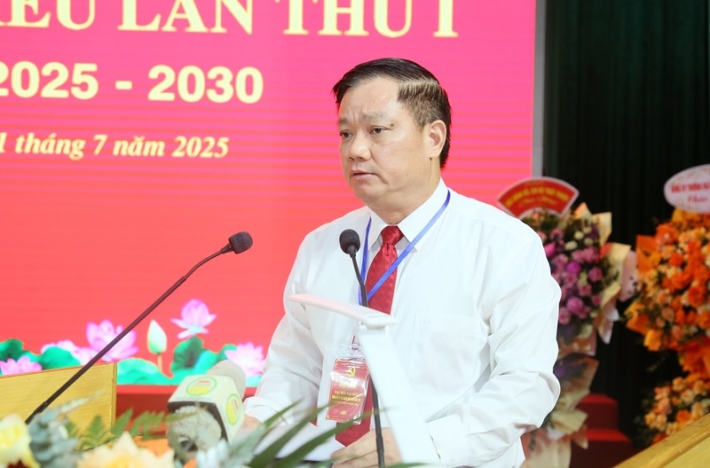 Đồng chí Nguyễn Khắc Thận, Phó Bí thư Tỉnh ủy, Bí thư Đảng ủy, Chủ tịch UBND tỉnh Hưng Yên phát biểu tại Đại hội. Ảnh: Tất Đạt
