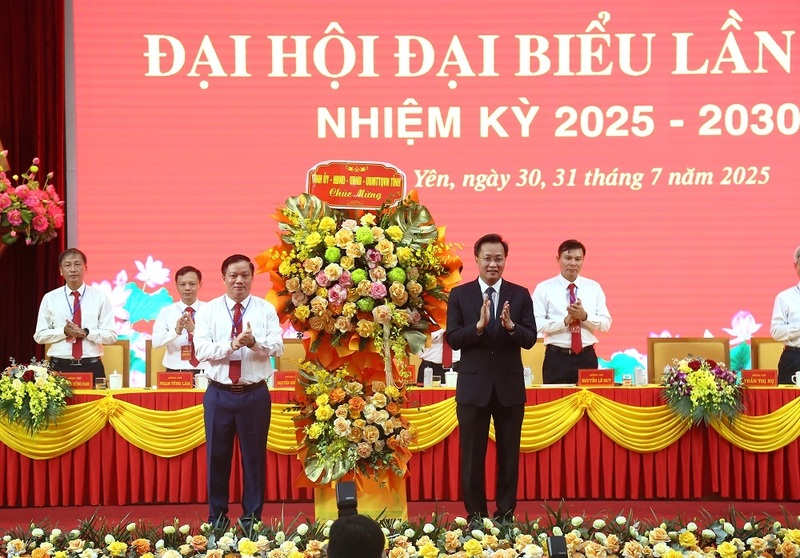 Bí thư Tỉnh ủy Hưng Yên Nguyễn Hữu Nghĩa tặng hoa chúc mừng Đại hội. Ảnh: Tất Đạt