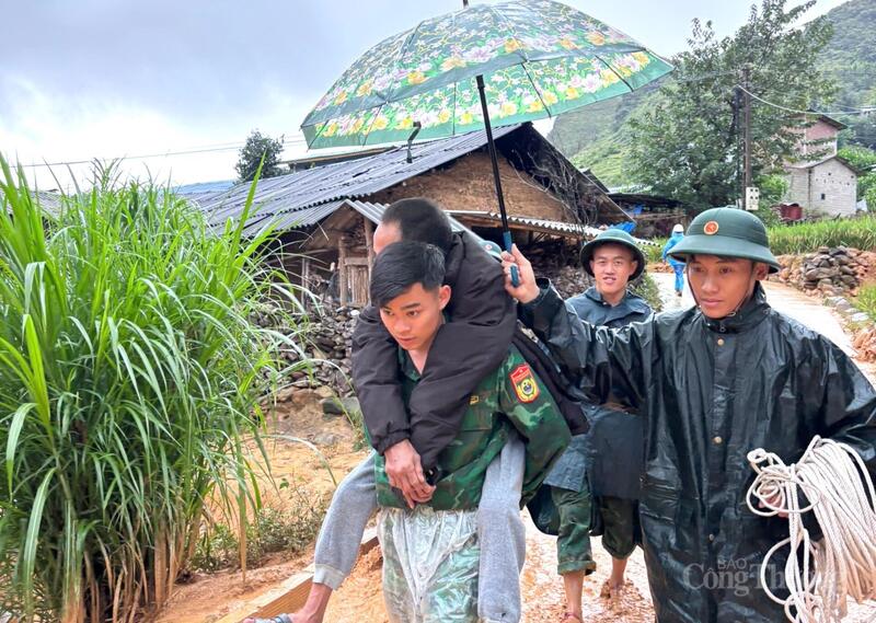 Hình ảnh thắm đượm tình quân dân trong mưa lũ tại tỉnh Tuyên Quang. Ảnh: Xuân Hưng