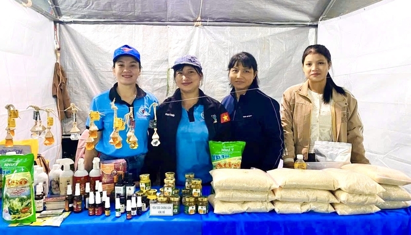 Phiên chợ thúc đẩy tiêu thụ sản phẩm vùng đồng bào dân tộc thiểu số và miền núi năm 2025 (Ảnh: Hòa Bình)