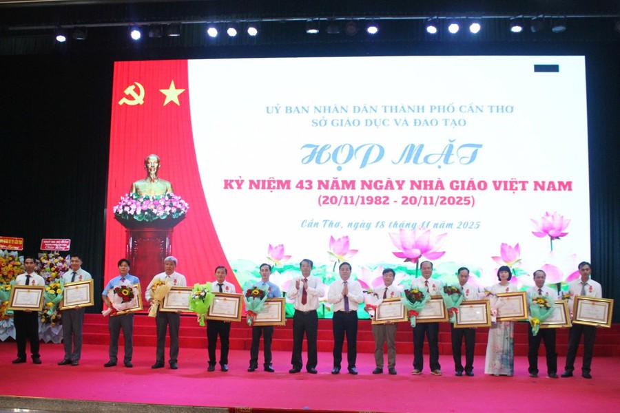 Trao trao tặng Huân chương Lao động hạng Ba cho các cá nhân có thành tích xuất sắc trong công tác GD&ĐT. Ảnh: Quốc Ngữ. Trao trao tặng Huân chương Lao động hạng Ba cho các cá nhân có thành tích xuất sắc trong công tác GD&ĐT. Ảnh: Quốc Ngữ.