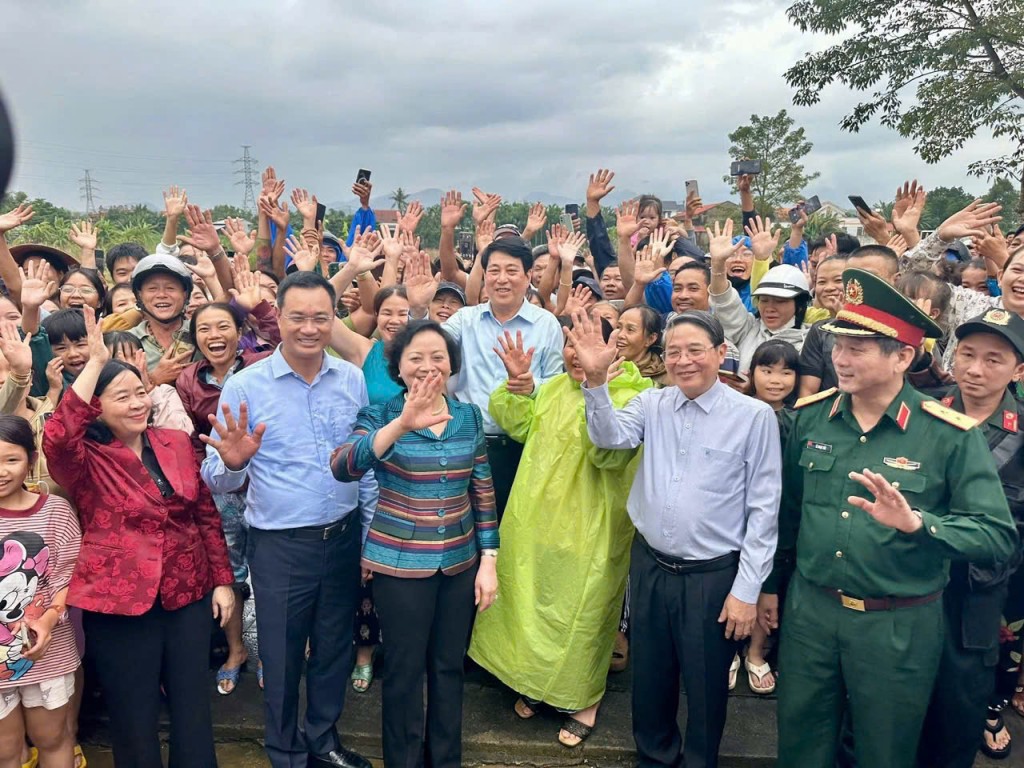 Chủ tịch nước Lương Cường trò chuyện và động viên bà con xã Gò Nổi. Chủ tịch nước Lương Cường trò chuyện và động viên bà con xã Gò Nổi.