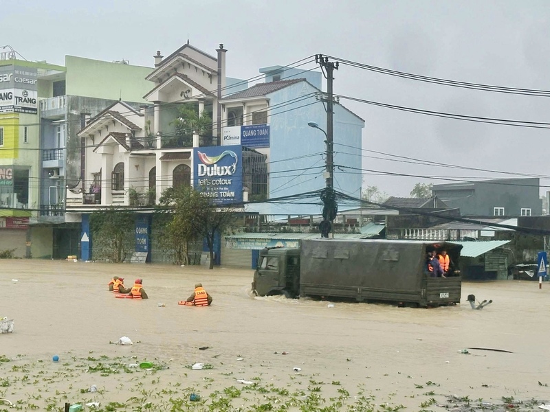 Lực lượng chức năng đang tiếp tục túc trực 24/24, triển khai các phương án cứu hộ, cứu nạn nhằm hạn chế tối đa thiệt hại về người và tài sản.