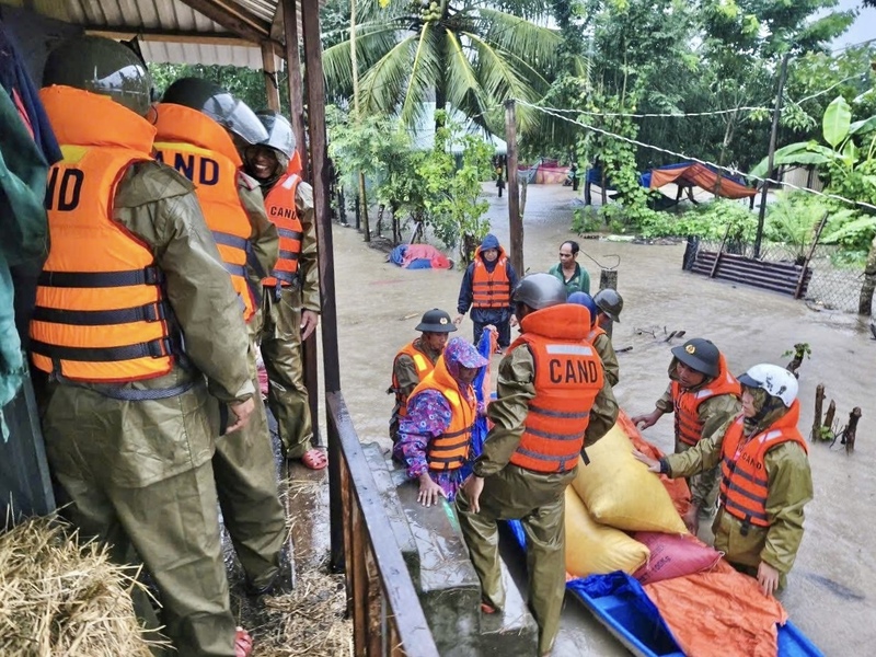 Mưa lớn kéo dài kết hợp lũ từ thượng nguồn khiến nhiều khu dân cư tại các xã, phường Quy Nhơn Bắc, Quy Nhơn Đông, Tuy Phước, Tuy Phước Đông, Tuy Phước Bắc… ngập nặng.