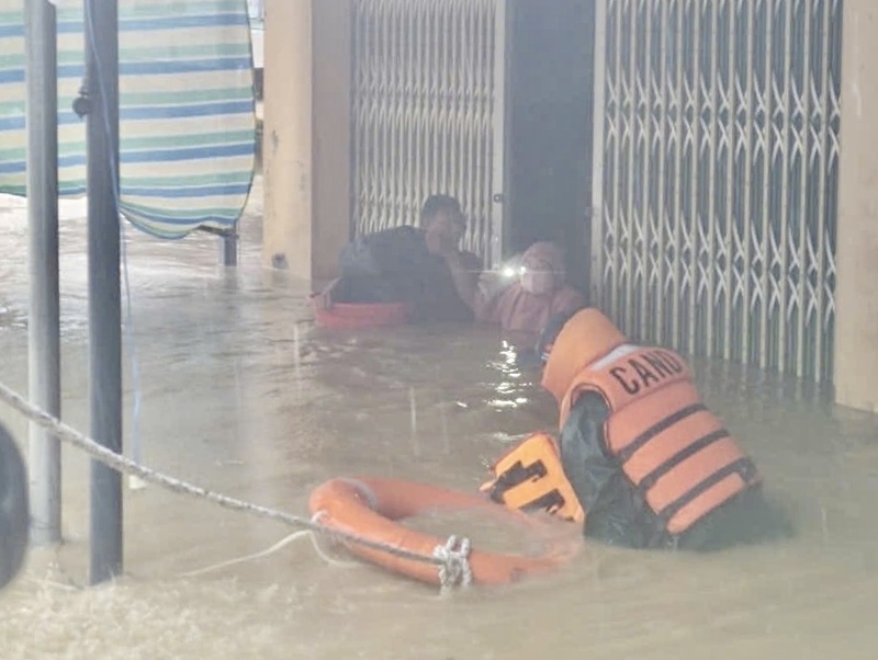 Các chiến sĩ công an lội nước, ứng cứu người dân kịp thời.