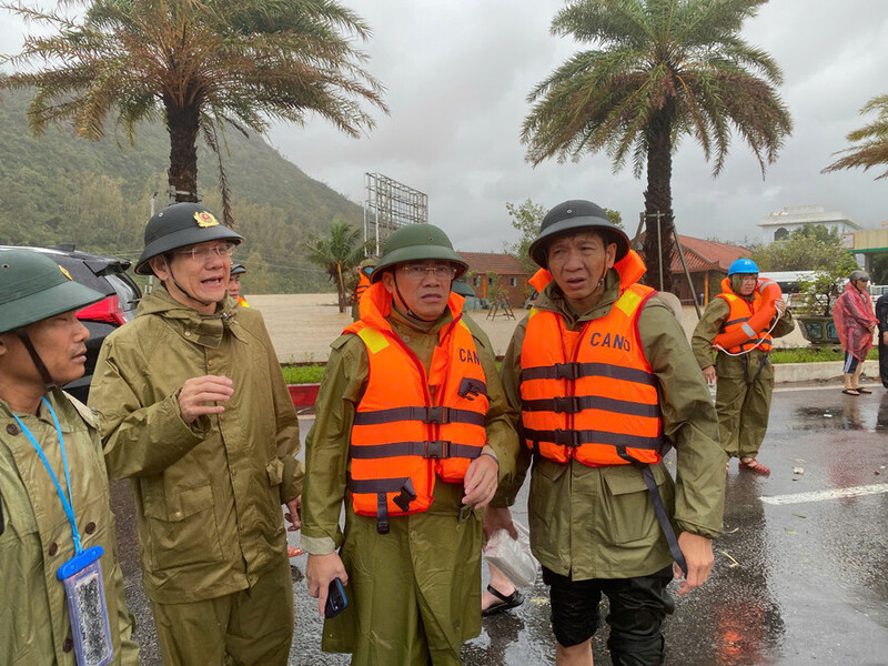 Chủ tịch UBND tỉnh Phạm Anh Tuấn (thứ 2 từ phải sang) kiểm tra tại hiện trường. Ảnh: Nguyễn Dũng