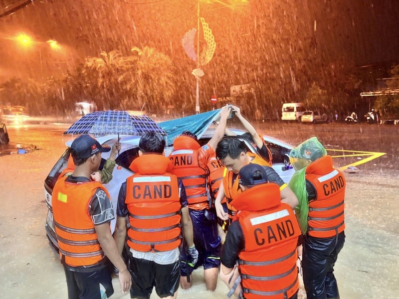 Các tuyến đường hiện ngập hơn 1m, khiến việc tiếp cận, hỗ trợ người dân gặp rất nhiều khó khăn.