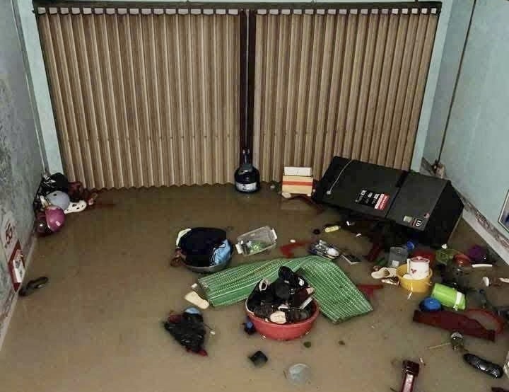 Nhiều tài sản của người dân bơi trong biển nước.