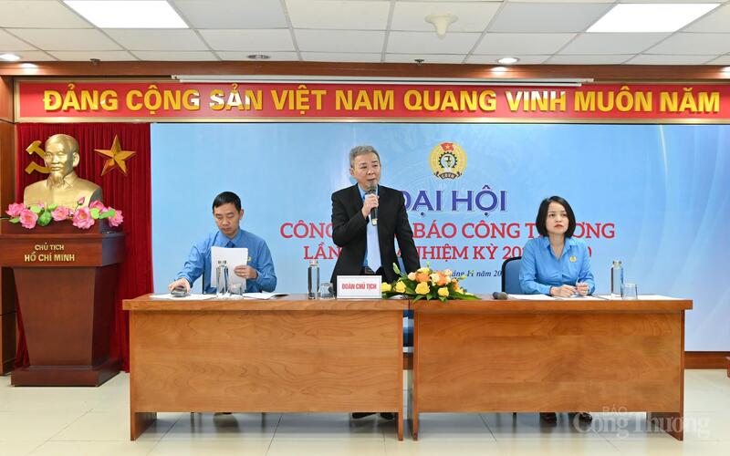 Nhà báo Nguyễn Tiến Cường - Chủ tịch Công đoàn Báo Công Thương, Phó Tổng biên tập Báo Công Thương phát biểu tại đại hội. Ảnh: Giang Nam.