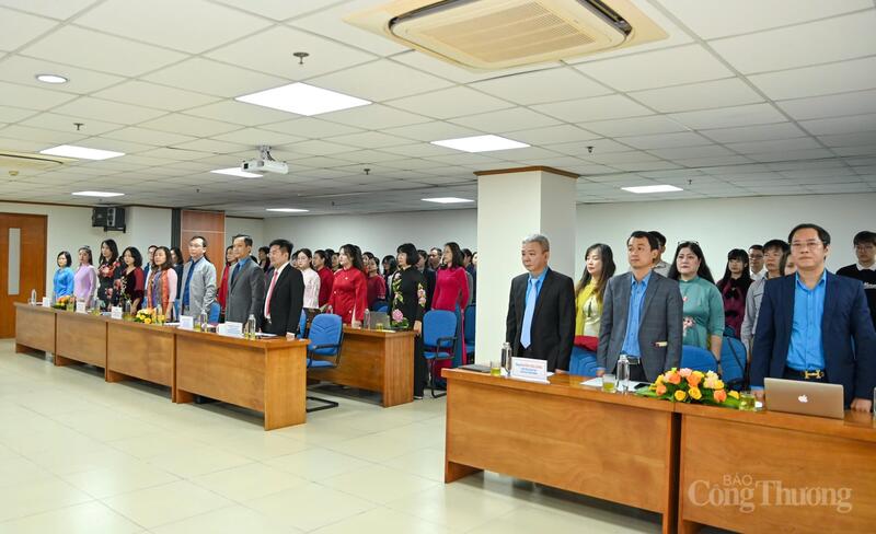 Đại hội thực hiện nghi thức chào cờ. Ảnh: Giang Nam.