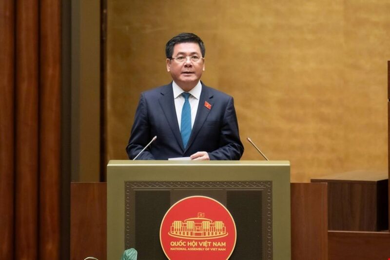 Bộ trưởng Bộ Công Thương Nguyễn Hồng Diên trình bày báo cáo tiếp thu, giải trình.