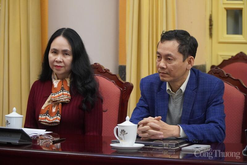 Lãnh đạo Cục Thương mại điện tử và Kinh tế số (Bộ Công Thương) tham dự buổi họp báo. Ảnh: Minh Trang