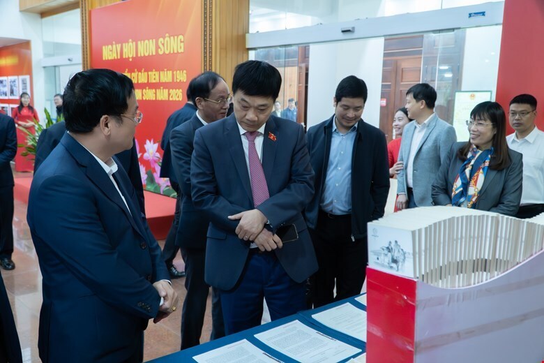 Phó Chủ tịch Quốc hội Vũ Hồng Thanh cùng các đại biểu thăm gian trưng bày tài liệu, tư liệu, hình ảnh tuyên truyền bầu cử.