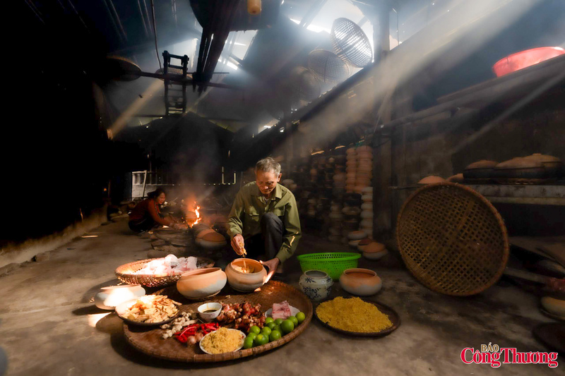 Những ngày cuối năm, không khí làng Vũ Đại trở nên nhộn nhịp hơn bao giờ hết. Các xưởng kho cá đỏ lửa thâu đêm để kịp hoàn thành hàng ngàn niêu cá đã được đặt trước.