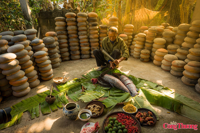 Quy trình kho ở làng Vũ Đại cũng rất công phu. Cá được làm sạch, cắt khoanh lớn và ướp gia vị. Sau đó, cá được kho liên tục trên bếp lửa liu riu từ 10 đến 12 giờ, thậm chí có nơi kho đến 16-20 tiếng. Người kho phải canh lửa đều tay, thường xuyên thêm nước khi gần cạn để cá chín nhừ, thấm đẫm gia vị mà không bị cháy hay nát. Đặc biệt, sau khi kho xong, niêu cá chỉ còn một lớp nước sánh đặc, màu nâu cánh gián óng đẹp.