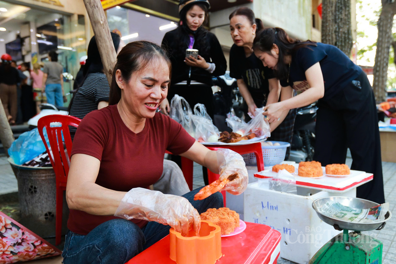 Chị Lê Thị Phương (SN 1974, trú phường Hà Huy Tập) chia sẻ, từ 3 giờ sáng, hai vợ chồng đã bắt đầu đồ nếp. Chỉ riêng buổi sáng nay, quầy xôi của chị đã tiêu thụ hết gần 1 tạ nếp.