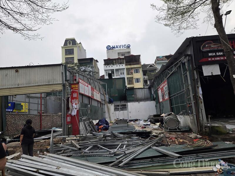 Các hộ kinh doanh dọc đường Xuân Tảo chủ động tháo dỡ công trình tạm, thu dọn vật liệu để bàn giao mặt bằng triển khai dự án.