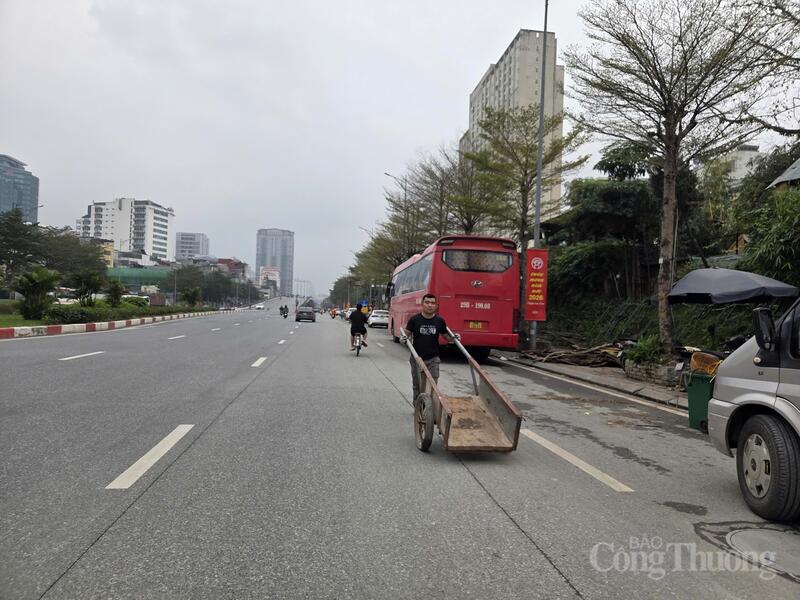 Huy động mọi phương tiện để vận chuyển tháo dỡ tài sản.