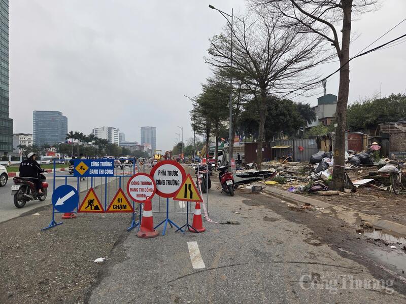 Biển báo, rào chắn công trường được lắp đặt đầy đủ, bảo đảm an toàn trong quá trình chuẩn bị triển khai dự án.