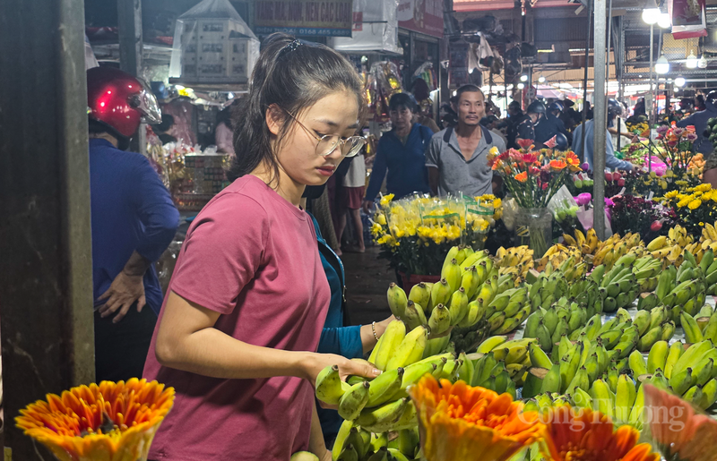 Các mặt hàng như hoa tươi, trái cây, vàng mã và thực phẩm tươi sống là những sản phẩm được tiêu thụ mạnh nhất.