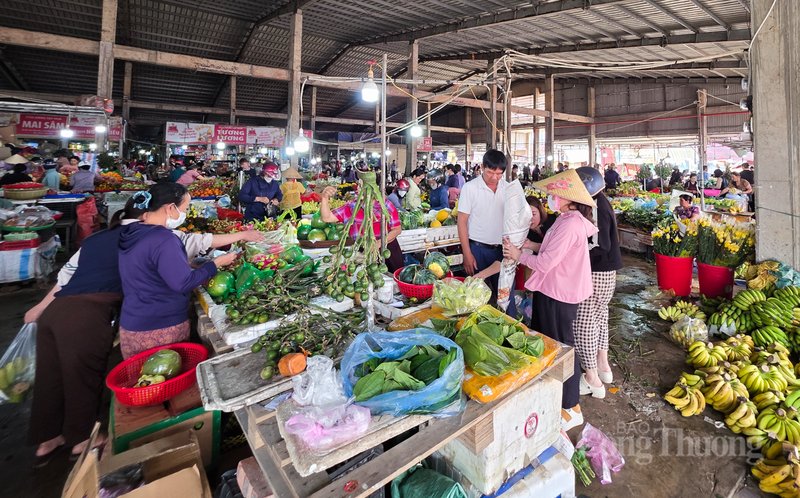 Người dân đổ xô đi mua sắm lễ vật để chuẩn bị cho lễ cúng Rằm tháng Giêng – ngày rằm được xem là quan trọng nhất trong năm.