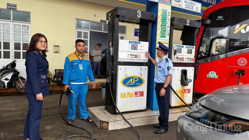 Lực lượng quản lý thị trường tỉnh Lâm Đồng tiến hành kiểm tra tại cây xăng trên địa bàn. Ảnh: Lê Sơn