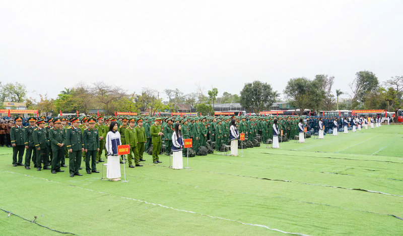 Lễ giao nhận quân được tổ chức trang trọng, khí thế. Ảnh: Mai Liễu