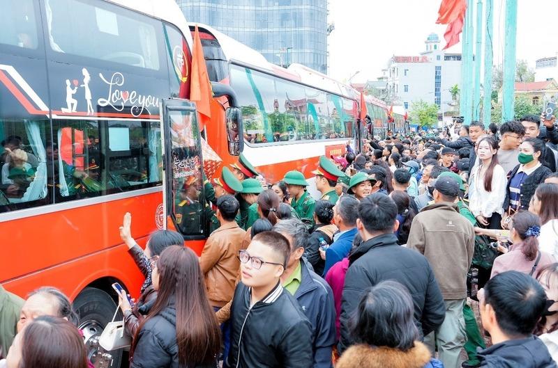 Đông kín người dân đến tiễn các tân binh lên đường nhập ngũ. Ảnh: Mai Liễu
