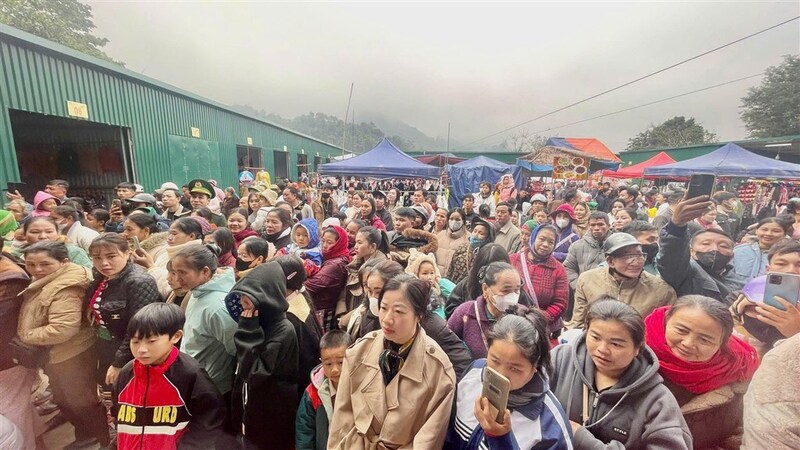 Người dân tham gia chợ phiên do xã Nhôn Mai tổ chức. Ảnh: ĐVCC