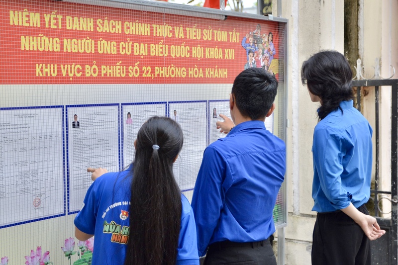 Cử tri trẻ tìm hiểu thông tin các ứng cử viên trước ngày bầu cử. Ảnh: Ngọc Thảo