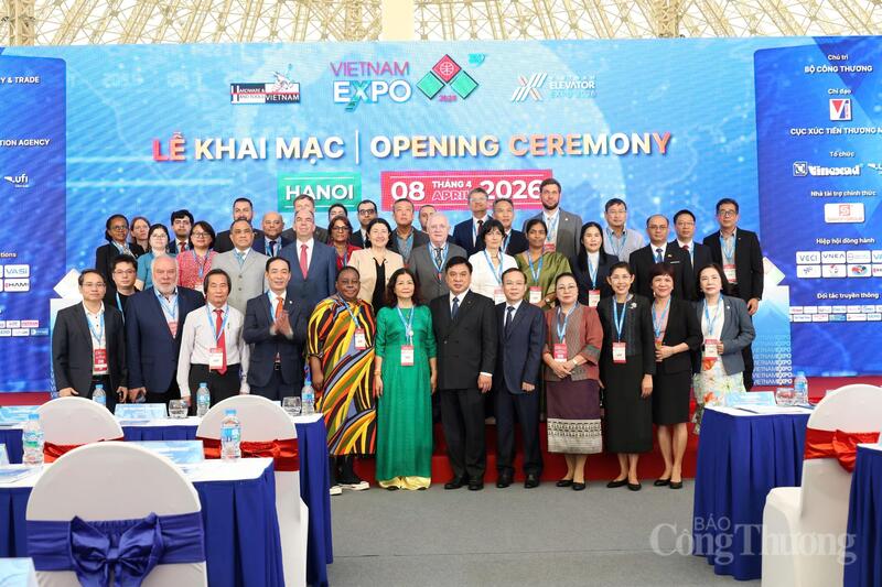 Đại diện Việt Nam và các đơn vị, doanh nghiệp các nước tham gia hội chợ chụp hình lưu niệm. Ảnh: Đỗ Nga