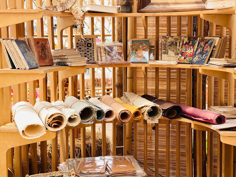 Khu trưng bày giấy dó mang đến trải nghiệm trực quan về quy trình làm giấy thủ công. Tại đây, người tham quan có thể tự tay thử nghiệm, khám phá kỹ thuật cầu kì của nghề làm giấy Việt Nam. Ảnh: Mai Linh