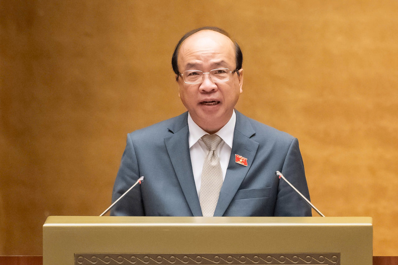 Chủ nhiệm Ủy ban Pháp luật và Tư pháp Phan Chí Hiếu trình bày tờ trình thẩm tra dự án Luật.