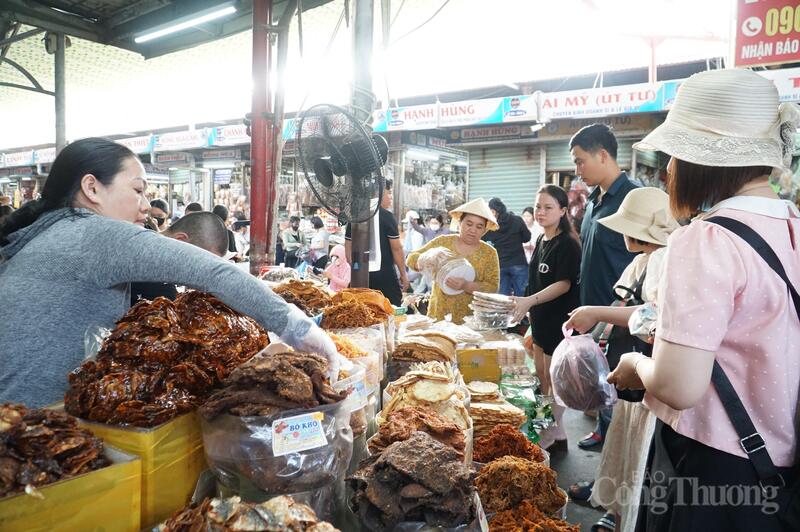 Du khách tham quan, mua sắm tại chợ Cồn.