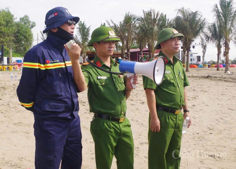 Việc huy động đồng bộ lực lượng và phương tiện nhằm bảo đảm khả năng phản ứng nhanh, xử lý hiệu quả khi xảy ra các tình huống tai nạn trên biển, đặc biệt trong bối cảnh lượng du khách đến biển Hải Tiến ngày càng tăng cao vào mùa hè. Ảnh: Quốc Anh